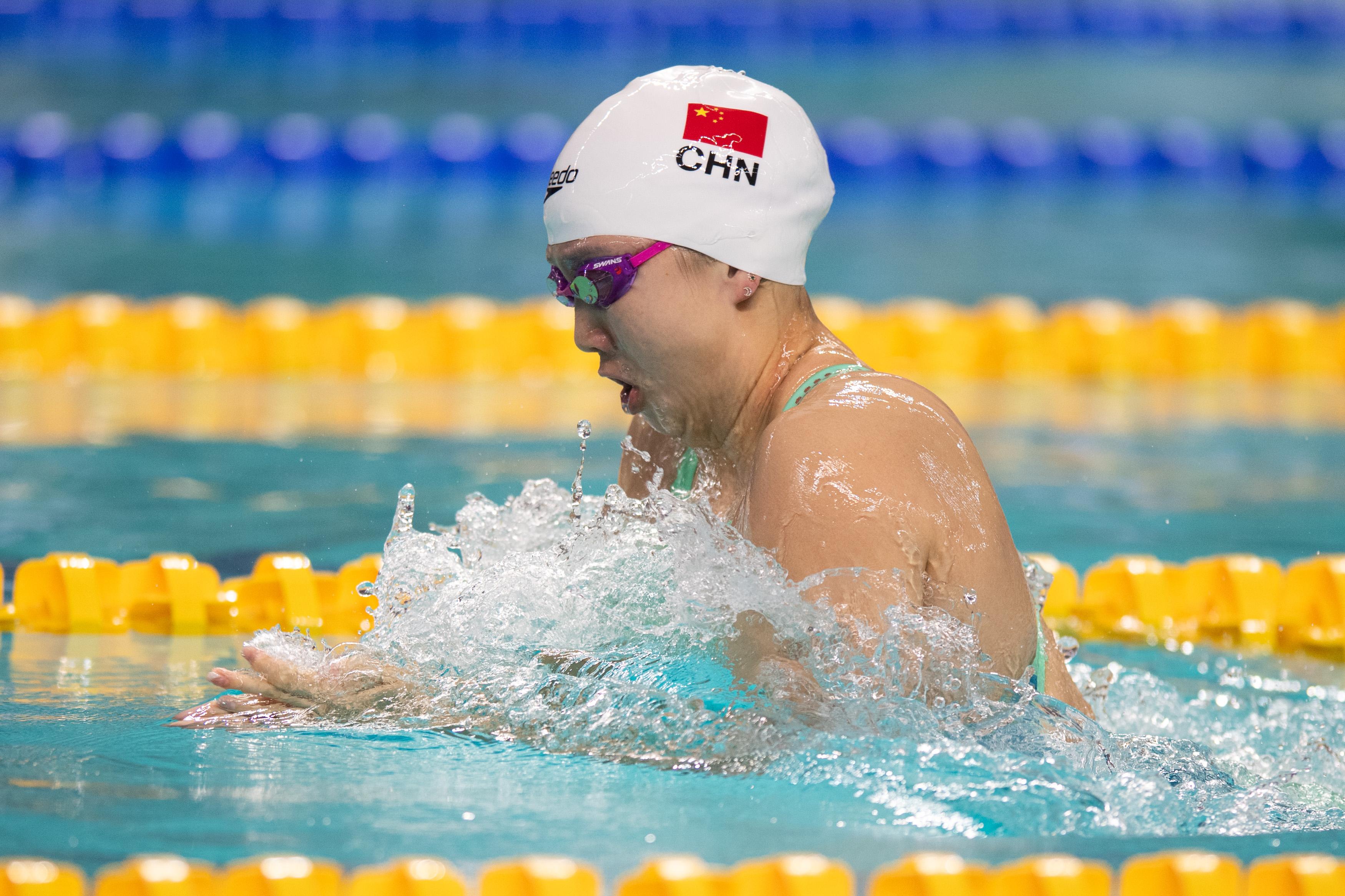 关于游泳女子百米蛙泳决赛，实力派选手领先的信息