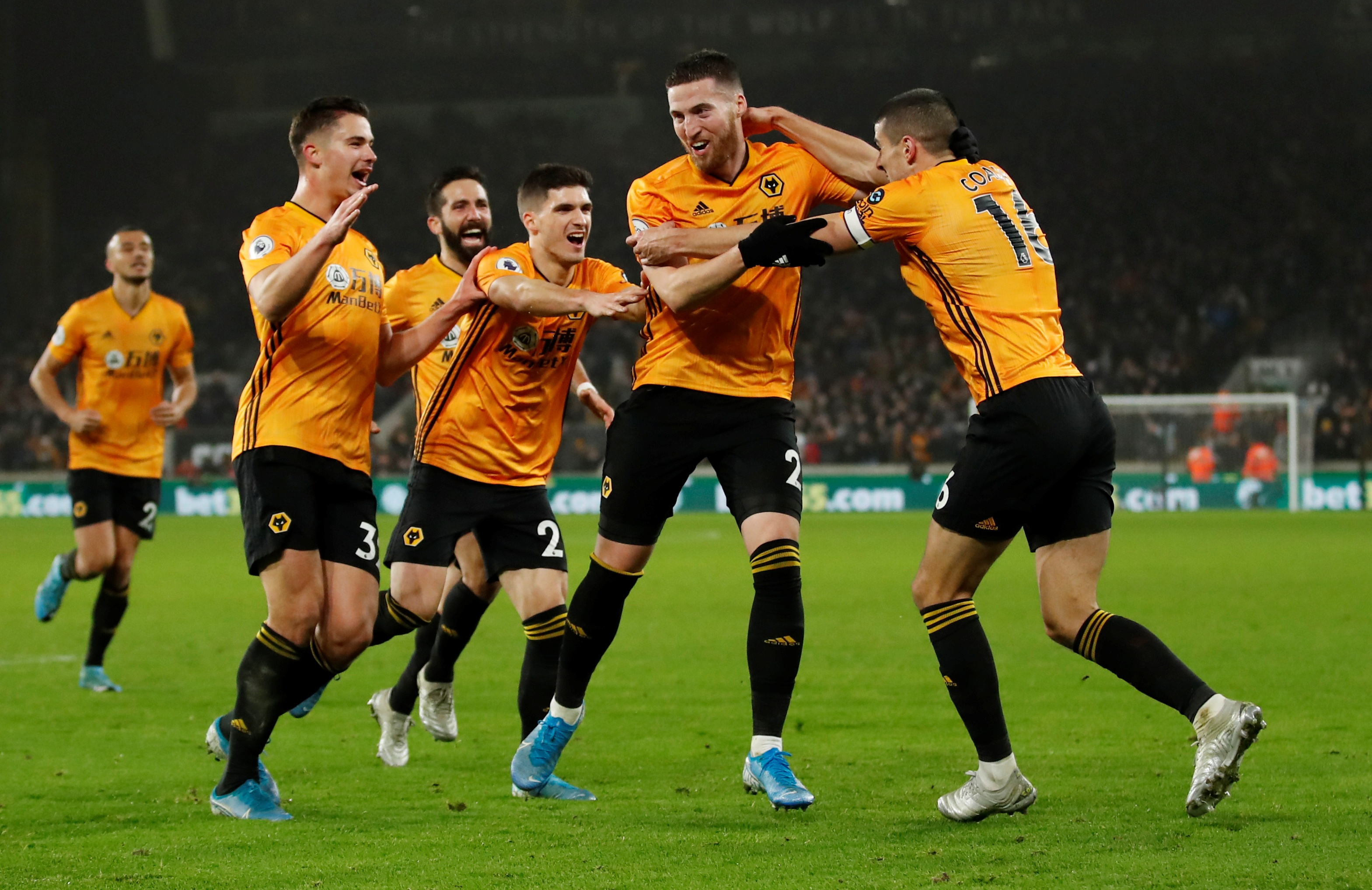 狼队客场逼平莱斯特城，亨德森梅开二度力保灰狼不败的简单介绍