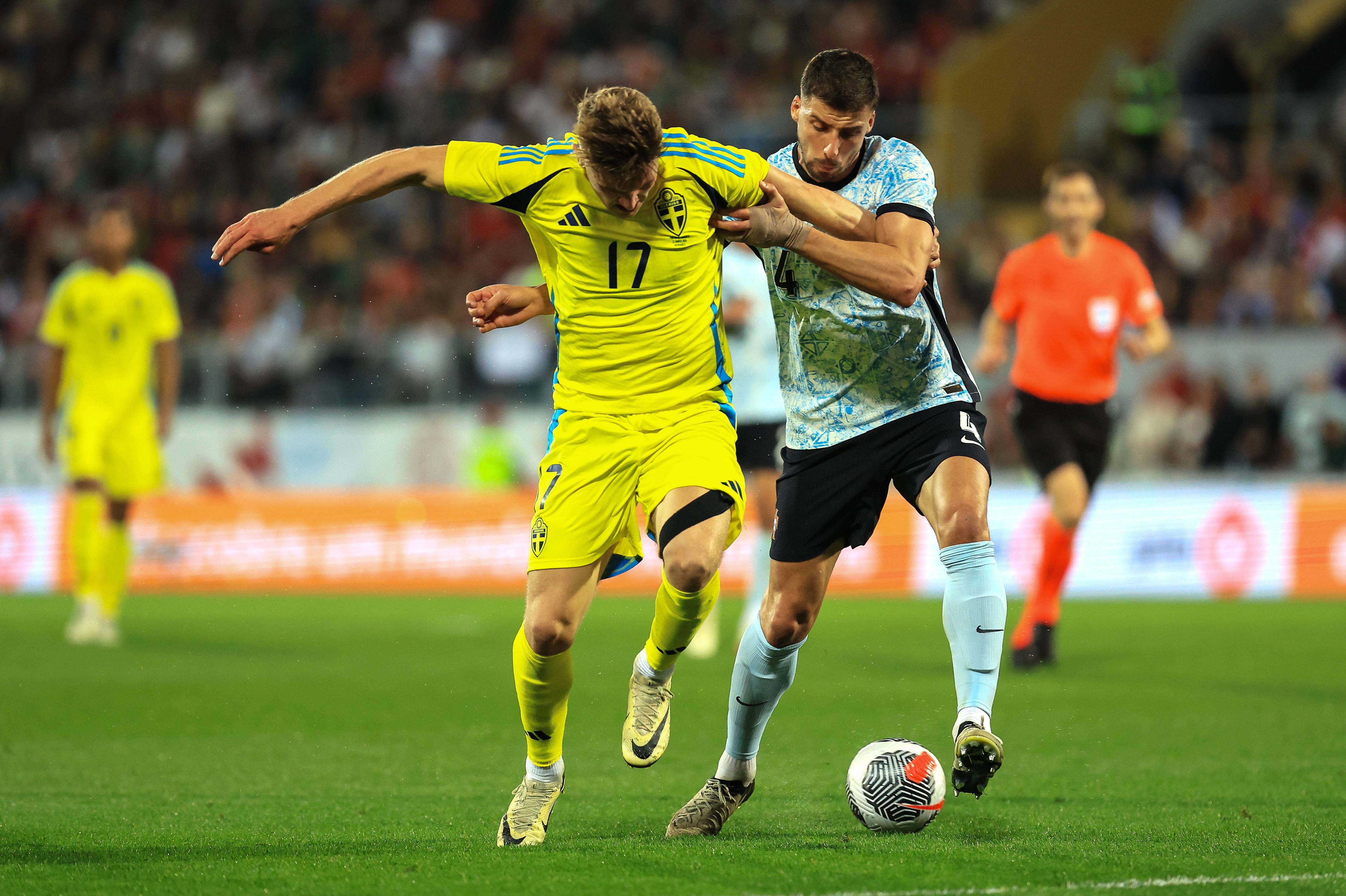 足球比赛火热进行，众多强队角逐