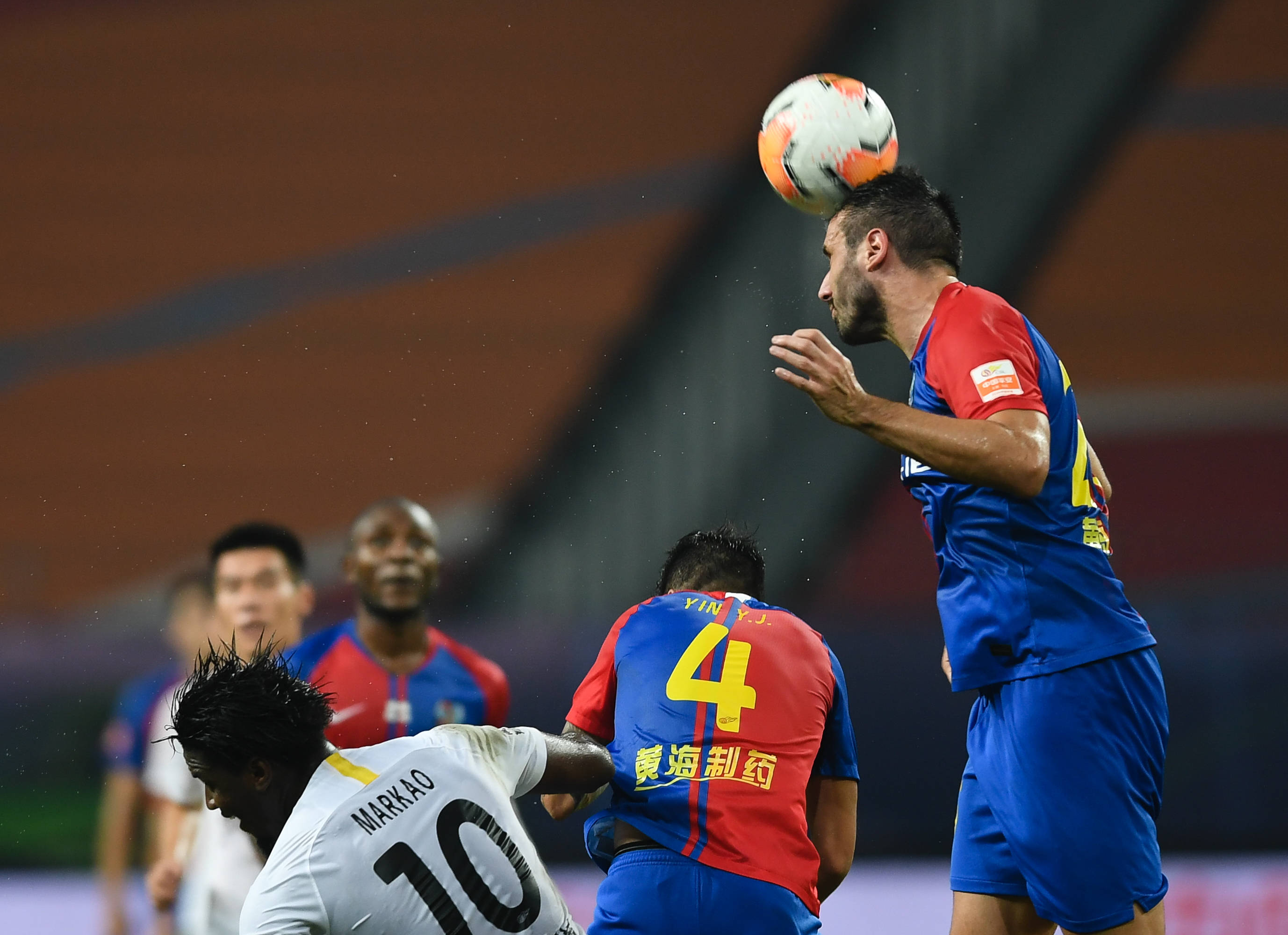 青岛黄海主场战平河北华夏幸福，双方战力均衡