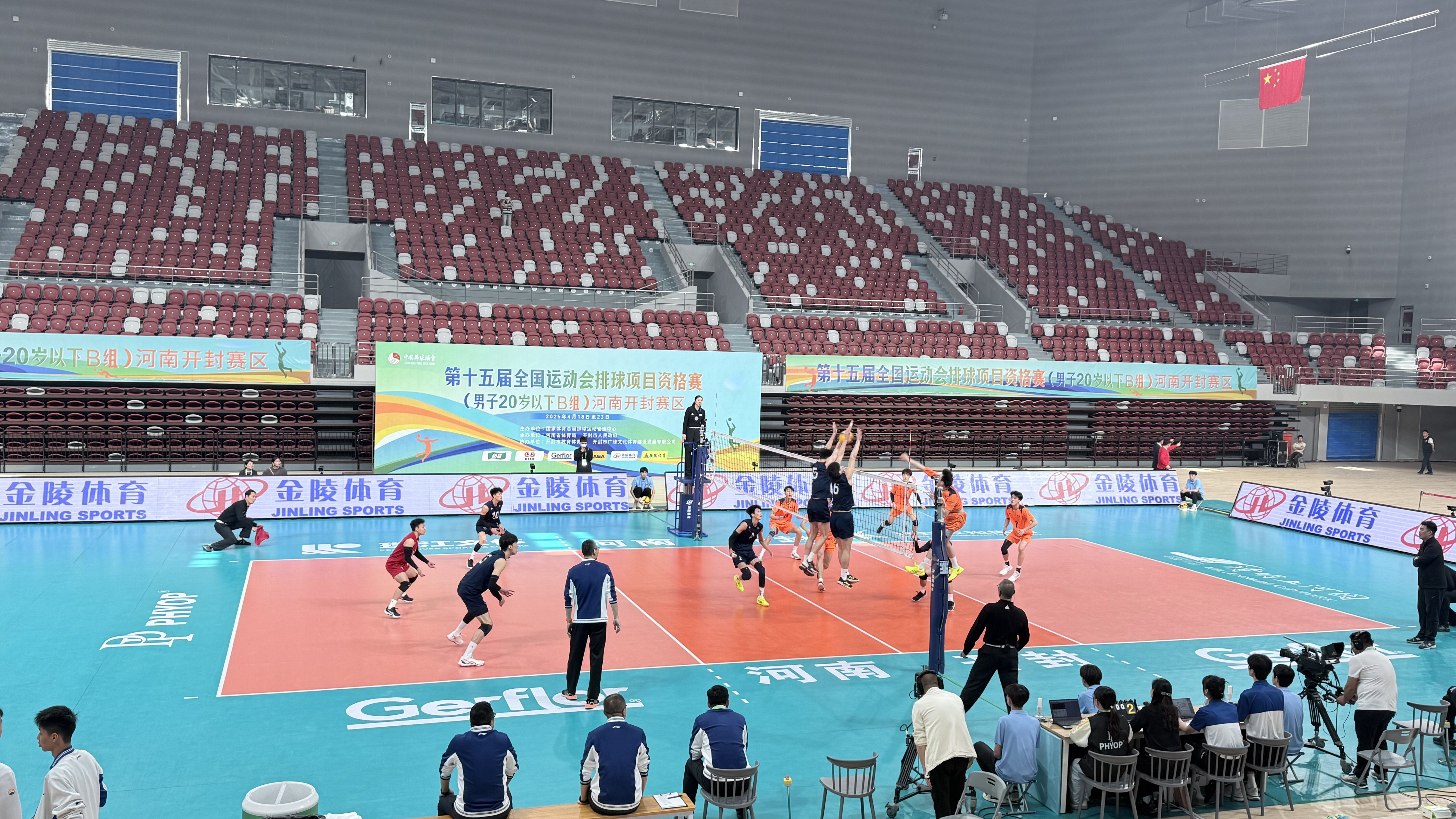 男子排球：双方激战，谁能称霸？