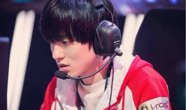 包含T1横扫TL，JackeyLove打出惊人五杀激烈交锋成都决赛之夜，强势挺进下一轮的词条