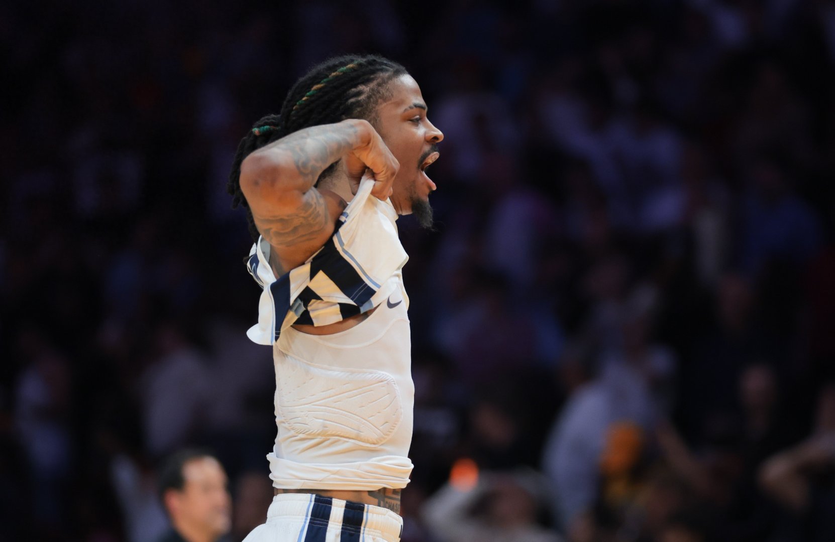 灰熊队击败黄蜂队，继续保持不败