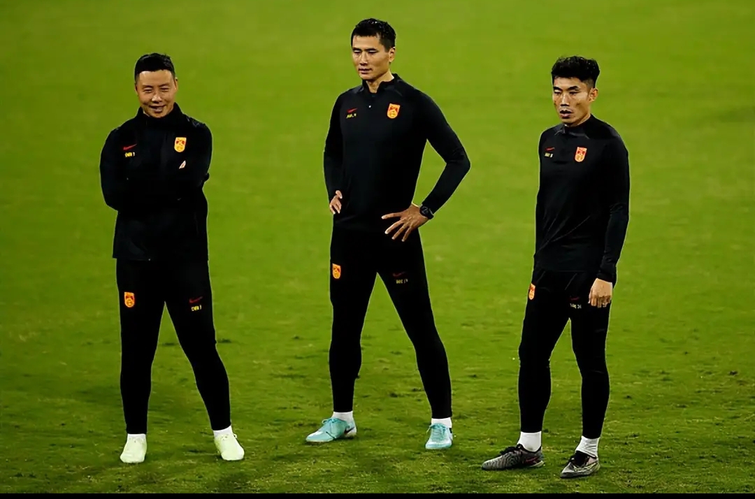 比赛现场教练员指导球员严谨斟酌