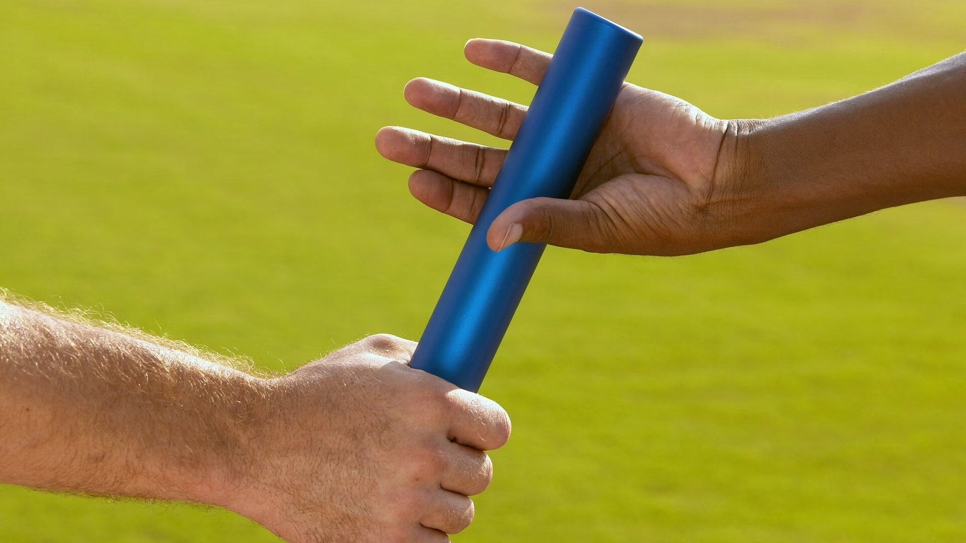 红袍少年力斩蓝色巨人，佩雷兹的雨中狂想曲与中游王座的加冕礼